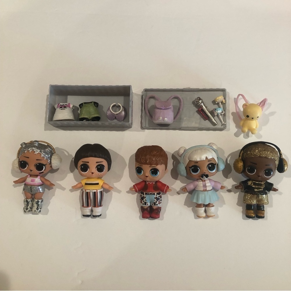 Lol mini dolls/ 5 total with gray trunk of accessories / sold as set of 5